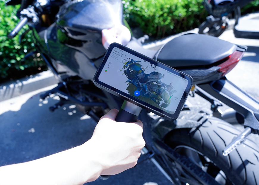 EinScan Rigil operator performing an outdoor field scan in direct ambient light conditions
