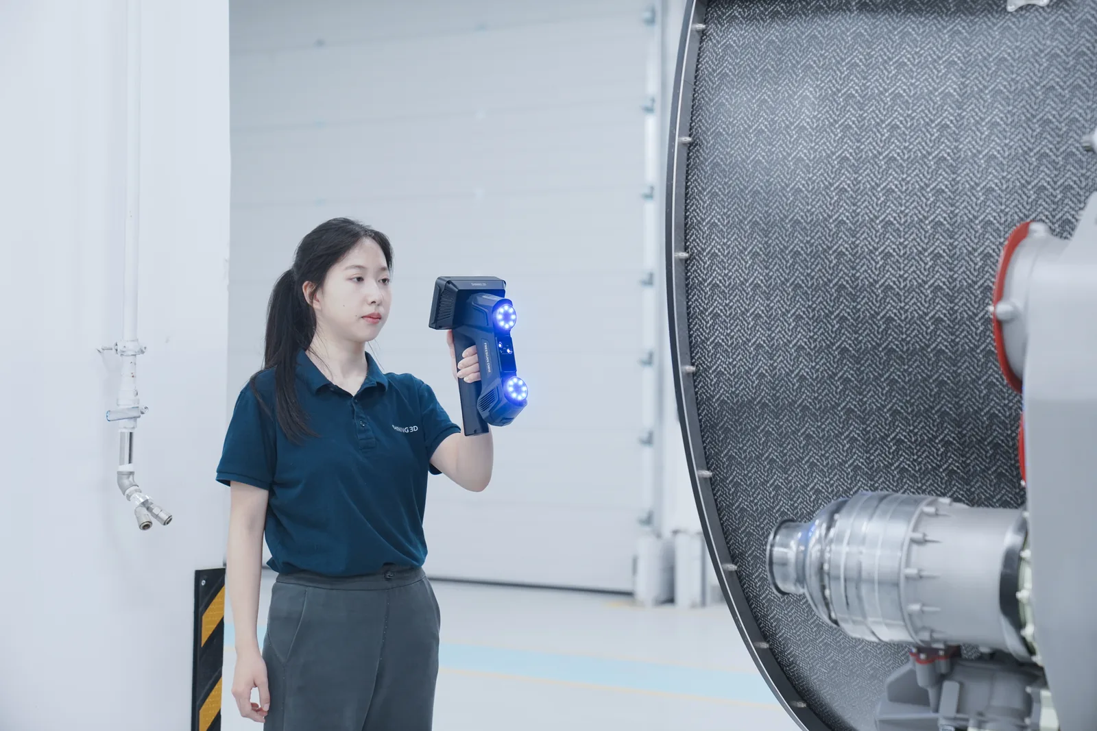 Operator scanning a large aircraft engine assembly with the FreeScan Omni Lite for part-to-CAD inspection